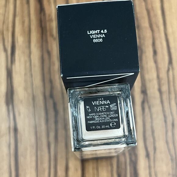 Nars Natural Radiant Longwear Foundation Light 4.5 Vienna 1fl.oz./ 30ml - Picture 5 of 5